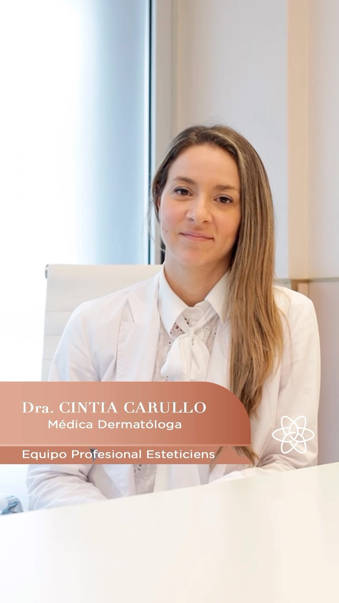 La Dra. Cintia Carullo, médica dermatóloga del equipo, sentada a su escritorio