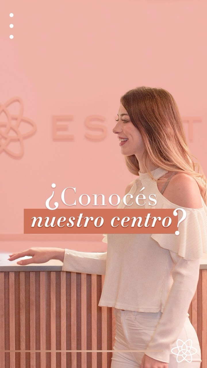 La recepción rosa de Esteticiens, con el logo del centro en la pared